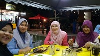  Makan di warung pinggir jalan juga tidak masalah bagi politisi yang tergabung dalam Parti Keadilan Rakyat (PKR). Foto: Instagram n_izzah