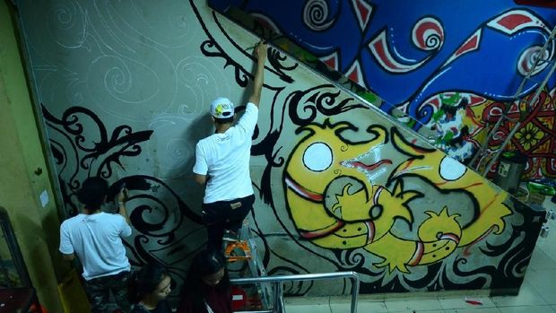 Halte Busway Blok M Dipercantik dengan Mural 