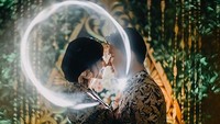 Rizal sendiri melamar sang kekasih di kediamannya di Solo. Foto: Dok. Instagram/monicaimas