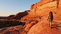 Meski dijadikan sebagai taman nasional, Canyonlands National Park boleh dikunjungi turis. Paling seru di sana, sudah pasti trekking! (Facebook/Canyonlands National Park)