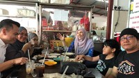 Duh, ekspresi Nurul senang sekali melahap roti jala. Menurutnya lebih baik mengunggah foto makanan yang sudah habis termakan daripada yang masih utuh. Foto: Instagram n_izzah