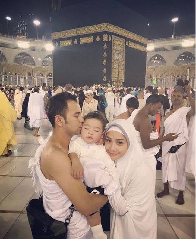 Pada 2017, Nagita Slavina kembali melaksanakan umrah bersama sang suami dan putranya Rafattar. Kala itu, ia memakai khimar panjang berwarna putih yang syahdu. (Foto: Istimewa)