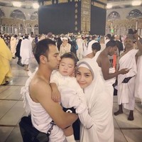 Pada 2017, Nagita Slavina kembali melaksanakan umrah bersama sang suami dan putranya Rafattar. Kala itu, ia memakai khimar panjang berwarna putih yang syahdu. (Foto: Istimewa)