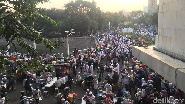 Sebelumnya massa salat subuh berjemaah dan zikir bersama di Istiqlal