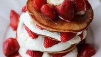 Pancake dengan paduan keju ricotta ini dipadukan dengan potongan strawberry segar. Menurut @abbeykitchen pancake ini rendah lemak dan kalori. Foto: Instagram @abbeykitchen