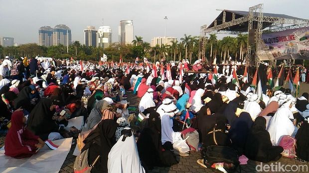 Massa berkumpul di depan panggung