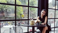 Traveling ke Bali, Dea asyik menikmati secangkir kopinya. Ngopi aja gayanya udah kayak model majalan ya. Foto: instagram @dea_ananda
