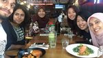 Begini Gaya Santai Nurul Izzah, Putri Sulung Anwar Ibrahim Saat Kulineran