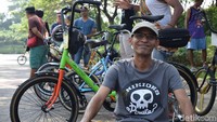 Race Director Minnion Race, Taufik. Mantan ketua komunitas bike to work ini mengaku mulai mencintai sepeda mini karena sudah bosan dengan jenis sepeda lainnya seperti montain bike, adventure bike dan lain-lain. Foto: Annisya/detikHealth 