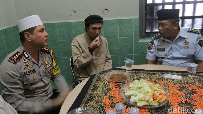 Saat Napi Teroris Poso Diajak Polisi Makan Rujak