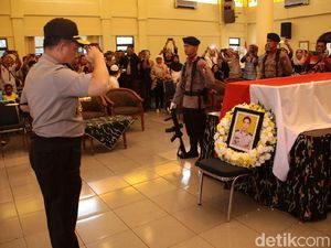 Penghormatan Terakhir Kapolri ke Bripka Frence di Mako Brimob