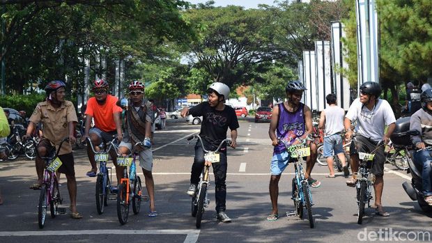  Balapan  Anti Mainstream Naik Sepeda  Mini  Berkostum Prajurit