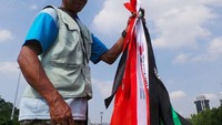 Kepada detikFinance, ia bercerita, aksi-aksi semacam ini sering kali mendatangkan rupiah yang lumayan untuk menyambung hidup keluarganya di Bandung.