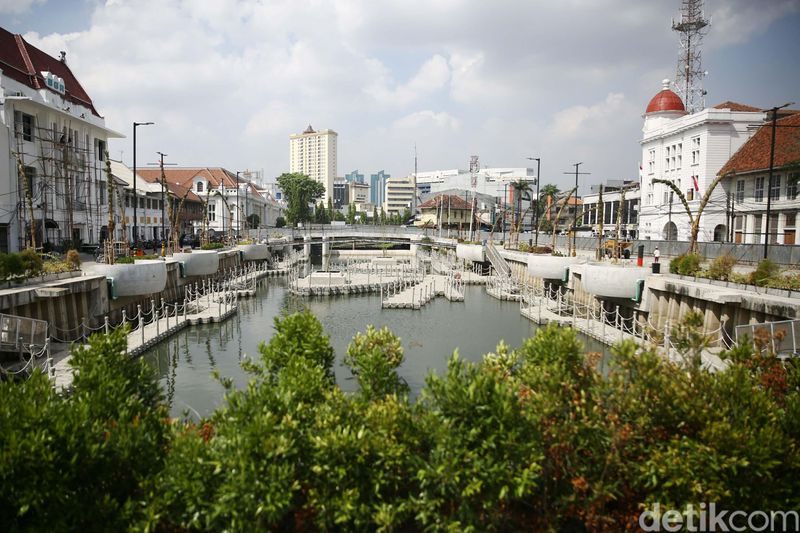 Kawasan Kali Besar Kota Tua sudah hampir selesai direvitalisasi. Proyek revitalisasi yang dikerjakan selama hampir dua tahun itu mulai tampak bentuknya.