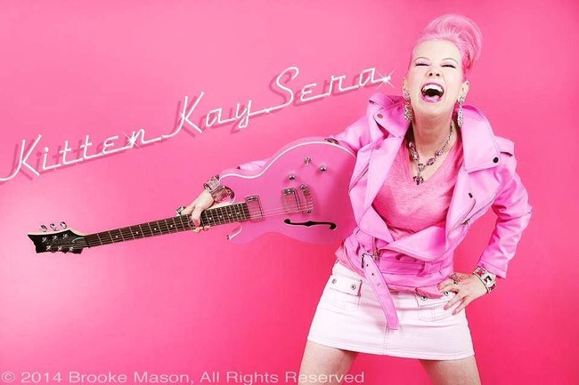 Pink telah menjadi hidupku dan aku merasa senang dengan warna pink. Bagiku, pink dapat memberdayakan, kata Sera seperti dikutip The Sun.  Foto: Instagram