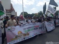 Pemuda Makassar Bentangkan Bendera Raksasa Palestina