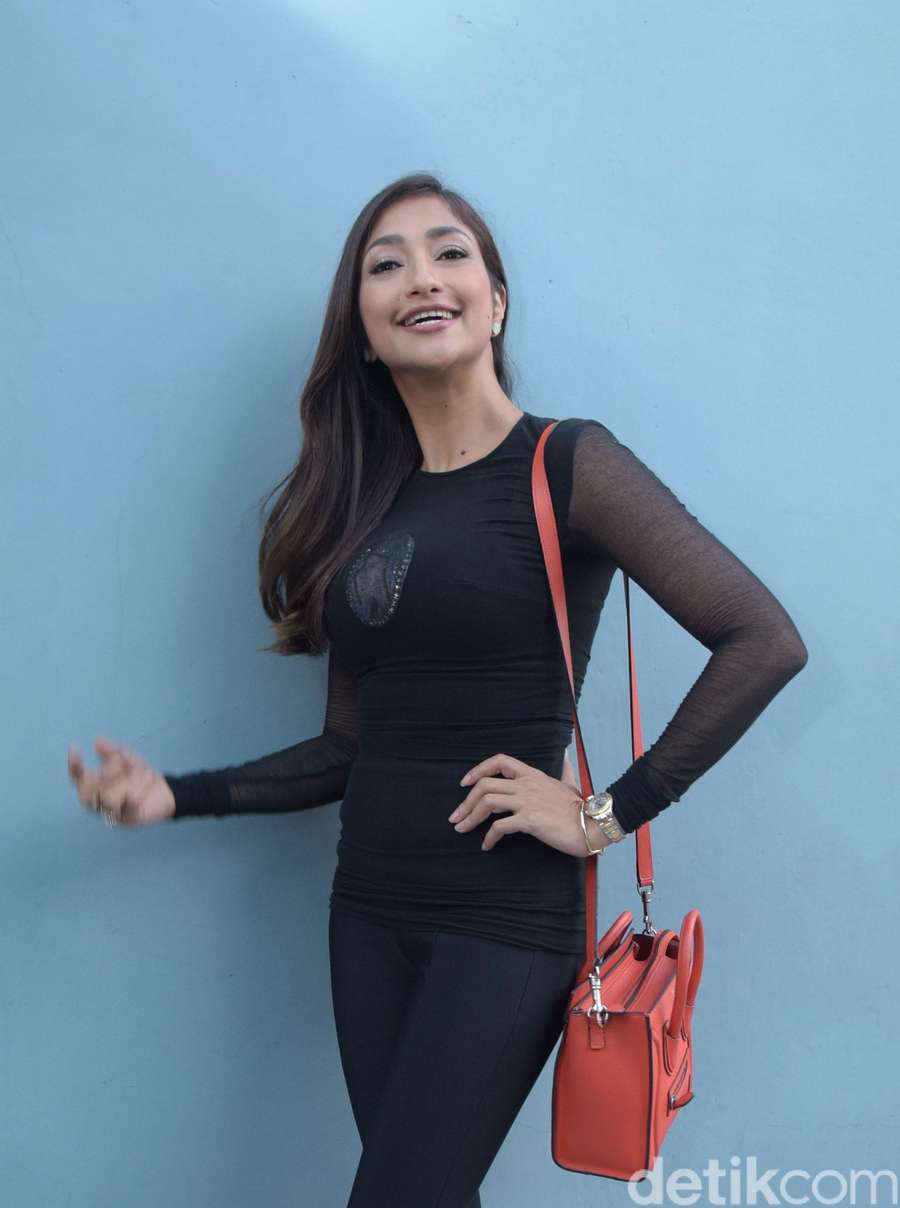 Rahma Azhari Masih Hot Adipati Siap Lebaran Di London Rahma Azhari Masih Hot Adipati Siap Lebaran Di London
