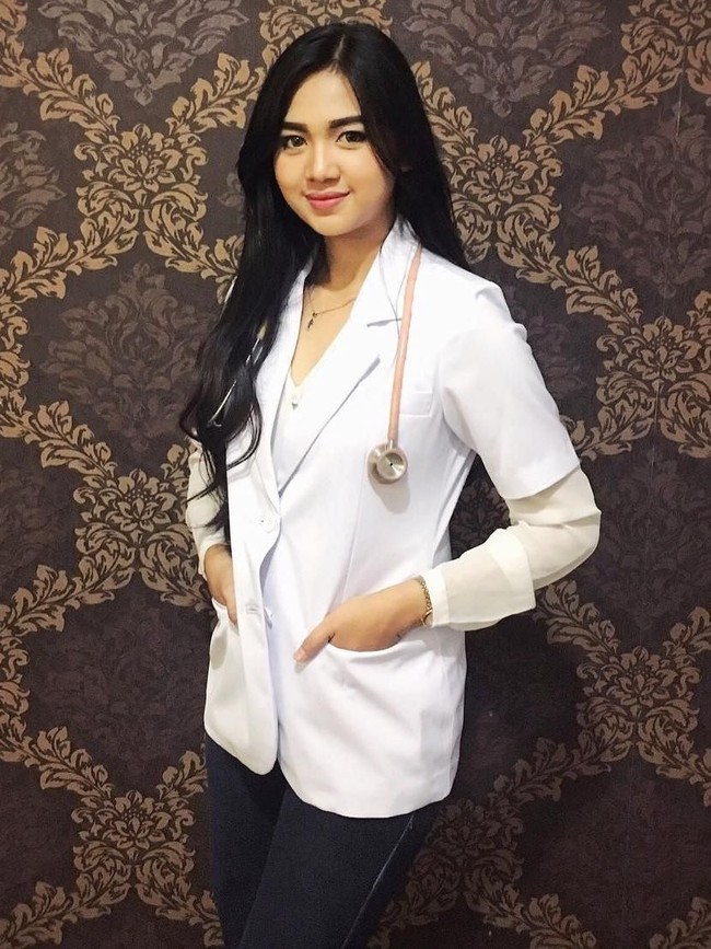 Inilah sosok dokter muda cantik Estelita Liana yang sempat viral di medsos. Foto: instagram/lilyestelita