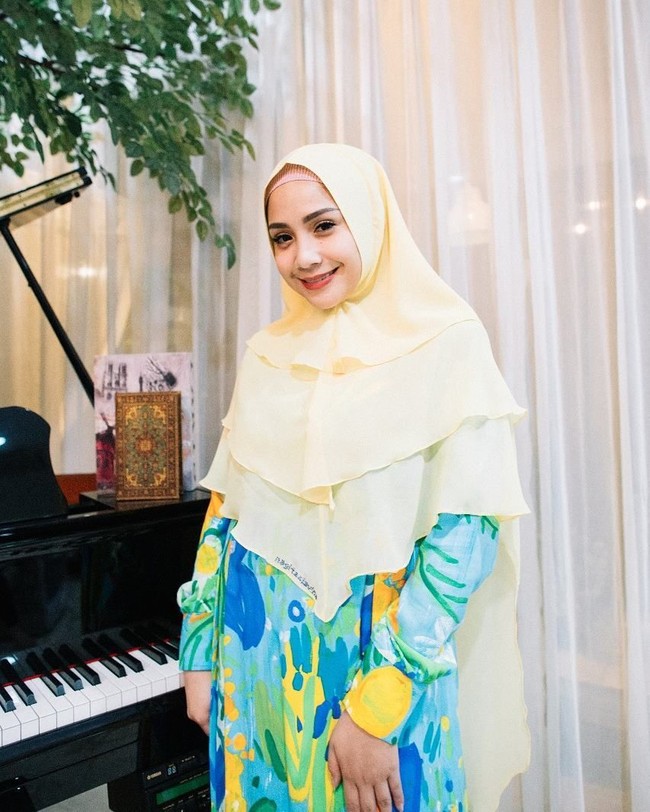 Nagita Slavina tampil cantik dengan khimar beraksen layer. Warna terang seperti biru muda membuatnya awet muda. (Foto: Istimewa)