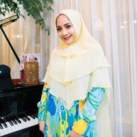 Nagita Slavina tampil cantik dengan khimar beraksen layer. Warna terang seperti biru muda membuatnya awet muda. (Foto: Istimewa)