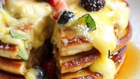 Wah, pancake semolina ini menggiurkan ya? Disajikan dengan lemoncurd, aneka buah berry dan maple syrup. Foto: Instagram @baeanobk