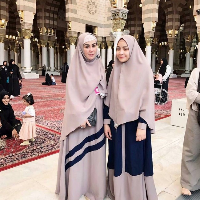Aktris film The Secret itu dihujani pujian netizen ketika tampil berhijab saat melakukan umrah tahun 2016 lalu. Ia tampil mengenakan khimar berwarna cokelat dengan gamis, tanpa make up. (Foto: Istimewa)