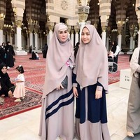 Aktris film The Secret itu dihujani pujian netizen ketika tampil berhijab saat melakukan umrah tahun 2016 lalu. Ia tampil mengenakan khimar berwarna cokelat dengan gamis, tanpa make up. (Foto: Istimewa)