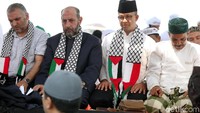 Massa aksi Bela Palestina menggelar salat Jumat di kawasan Monas, Jakarta Pusat. Gubernur DKI Jakarta Anies Baswedan ikut dalam salat tersebut.