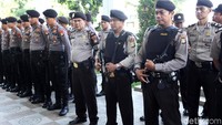 Sedangkan, keterkaitan Aman dengan kerusuhan di rutan di Mako Brimob sempat muncul dari keterangan polisi. Kepolisian membenarkan adanya tuntutan para napi teroris yang merusuh untuk bertemu Aman. Namun tak disebutkan apa alasan napi teroris menuntut hal tersebut. Kebetulan Aman memang menghuni rutan itu untuk kepentingan sidang setelah dibon dari Nusakambangan.