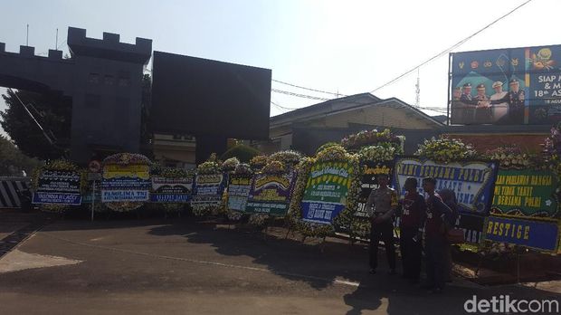 Puluhan Karangan Bunga Penuhi Pekarangan Mako Brimob