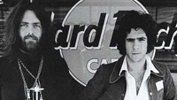 Pendiri Hard Rock Cafe - Isaac Tigrett dan Peter Morton. Kafe musik paling terkenal di dunia ini punya cerita unik dalam sejarah berdirinya. Bermula di tahun 1969, musisi dari The Doors tengah merekam album Morrison Hotel. Di saat yang sama mereka berkunjung sebuah kafe bernama Hard Rock Cafe, dan menemukan gaya musik yang sama di kafe ini sampai mengambil beberapa sesi fotografi untuk cover album mereka. Setahun kemudian Isaac Tigrett dan Peter Morton membuka kafe ini di London dan setelahnya kafe ini begitu populer di dunia hingga hari ini. brightside.me/Istimewa.
