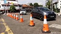 Arus lalu lintas dari Jalan Suryopranoto menuju Jalan Juanda ditutup.