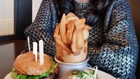 Waaah, makannya banyak banget nih. Ada burger besar dengan kentang goreng dan salad. Hati-hati berat badan naik. Foto: instagram @dea_ananda