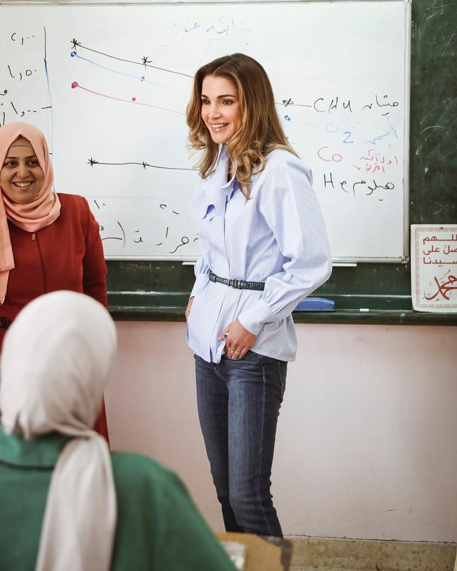Ratu Rania dibesarkan oleh seorang ayah yang berprofesi sebagai guru Fisika. Dalam keluarganya, pendidikan adalah hal penting. Wanita yang telah melahirkan empat anak itu pernah menempuh pendidikan di The New English School, Kuwait. Dia kemudian meraih gelar sarjananya jurusan bisnis administrasi dari The American University, Cairo. (Foto: Instagram)