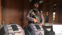 Polisi yang melakukan penjagaan memakai rompi antipeluru dan helm khusus (Foto:Arief Ikhsanudin/detikcom)