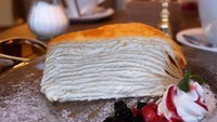 Wanita cantik ini sepertinya doyan dessert. Foto cake milieu filleu ini kelihatan menggoda banget ya! Foto: Instagram ayushita