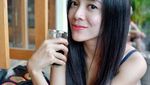 Cantiknya Dea Ananda yang Hobi Banget Menyeruput Kopi