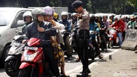 Sejumlah pengendara tampak bingung dengan adanya pengalihan lalu lintas.
