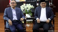 Cak Imin datang dengan mengenakan jas hitam dan peci. Sementara, Zulkifli mengenakan jas berwarna abu-abu.