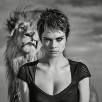 Foto lainnya menampilkan model 25 tahun asal Inggris itu berpose saat sang singa menunjukkan taringnya yang menyeramkan. (Foto: Dok. TAG Heuer)