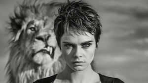 Uji Nyali, Cara Delevingne Nekat Foto Topless di Depan Singa