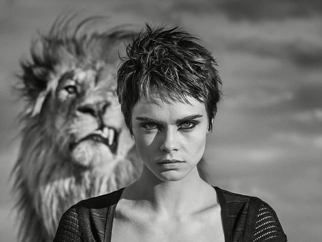 Foto lainnya menampilkan model 25 tahun asal Inggris itu berpose saat sang singa menunjukkan taringnya yang menyeramkan. (Foto: Dok. TAG Heuer)