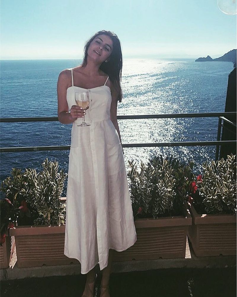 Noa juga suka ke Amalfi, kota di Italia yang terkenal dengan wisata pantainya yang cantik.Â  (Instagram/Noa Elharar)Â 