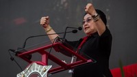 Ketua Umum Partai Demokrasi Indonesia (PDI) Perjuangan, Megawati Soekarno Putri memberikan pengarahan kepada kader dan simpatisan saat menghadiri Apel Siaga PDI Perjuangan Setia Megawati, Setia NKRI di Stadion Manahan, Solo, Jawa Tengah, Jumat (11/5). Foto: Mohammad Ayudha/ANTARA FOTO
