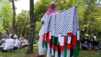 Selain berjualan pita, terdapat juga pedagang yang berjualan syal Palestina di sekitar Monas.