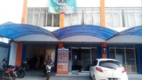 Seorang debt collector bernama Poly mengamuk di kantor ACC Cabang Depok di Jalan Siliwangi, Kota Depok. Sambil menenteng pedang samurai, Poly mengancam atasannya di situ. Persoalannya, anak buahnya yang namanya Poly mendapat tugas penarikan kendaraan yang tidak ada uangnya, sehingga dia marah-marah ke pimpinannya,” kata Kepala Tim Jaguar Polresta Depok Iptu Winam Agus. (Foto: Matius Alfonso/detikcom)
