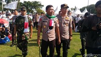Kapolda yang mengenakan seragam dan bersyal bermotif bendera Palestina itu terlihat meninjau jalannya aksi di Monas pada Jumat (11/5/2018) pukul 08.55 WIB. Dia berjalan menuju panggung utama di Monas, Jakarta Pusat. Fotografer: Samsudhuha Wildansyah/detikcom