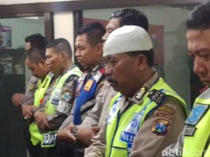 5 Polisi Gugur di Mako Brimob, Polisi di Surabaya Gelar Salat Gaib