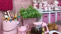 Wah gemas! Netizen @ronaaerlina ini ngeteh di rumah dengan tea set serba pink. Eits, semua perabotan dapurnya juga kayaknya serba pink. Foto: Instagram