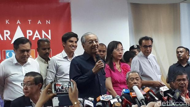 Mahathir Mohamad saat mengumumkan menteri kabinetnya usai menang Pemilu Malaysia.